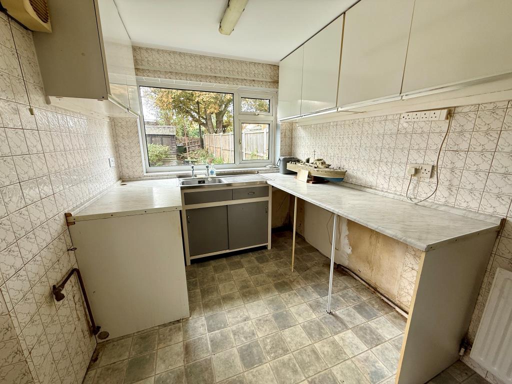 Lot: 186 - THREE-BEDROOM HOUSE FOR REFURBISHMENT - Kitchen